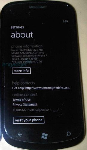 Windows Phone 7 коммуникатор Samsung SGH-i916 в паре с iPhone 4 на фото